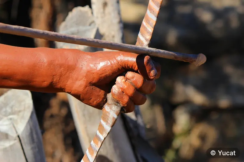 Detalle de una mano sosteniendo un arco tensado, lista para disparar.